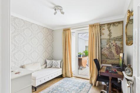 Bedroom 2/ Study