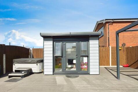Rear Decking Area