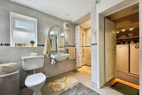 Downstairs Wet Room 