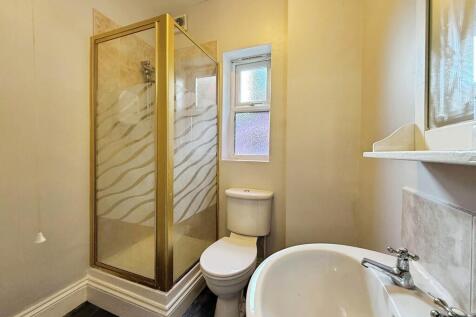 aa5004ee-bathroom