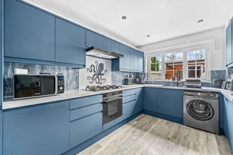 23 Broadmead, CH3...