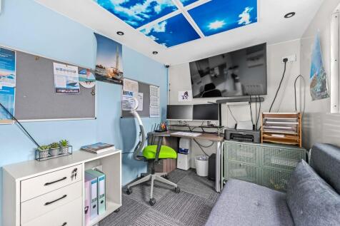 23 Broadmead, CH3...