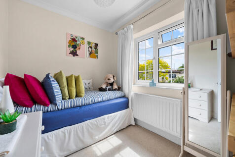 3 Curzon Close-16