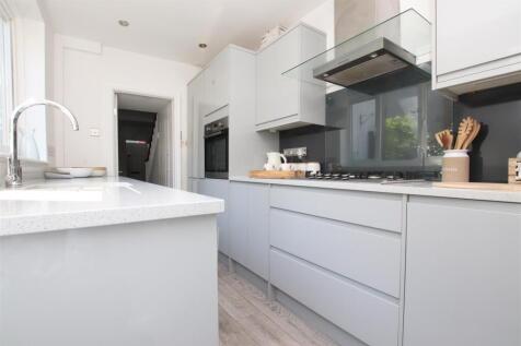 Kitchen_.JPG