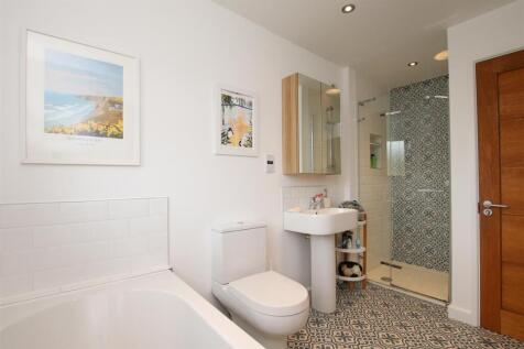 Bathroom.JPG