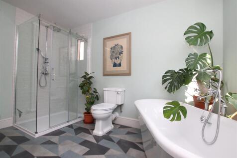 Bathroom_.JPG
