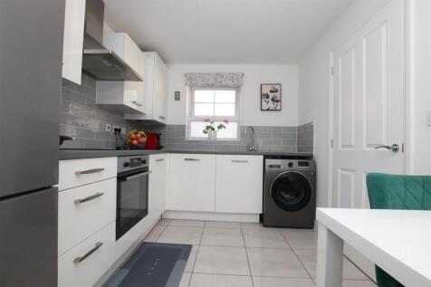 Kitchen_.JPG