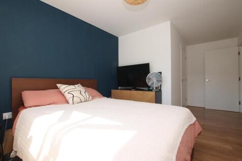 Bedroom 1b.JPG