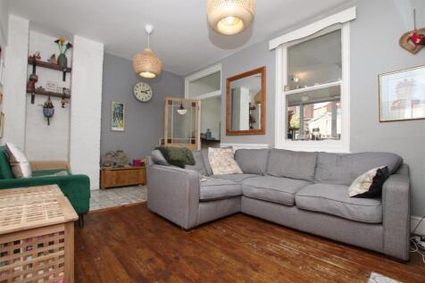 Living Room_b.JPG