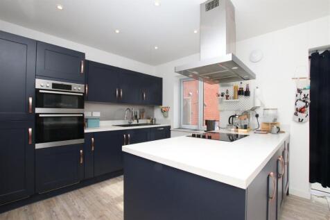 Kitchen_.JPG