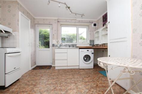 Kitchen_.JPG