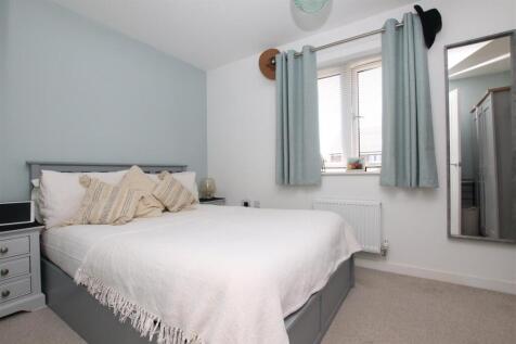 Bedroom 1.JPG