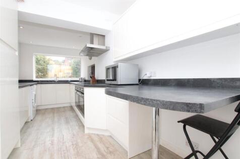 Kitchen_.JPG