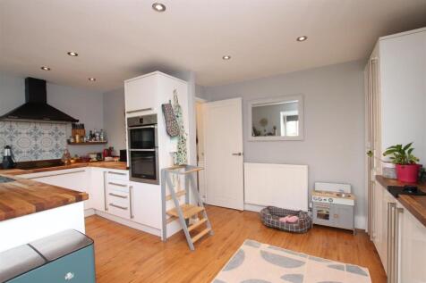 Kitchen...JPG