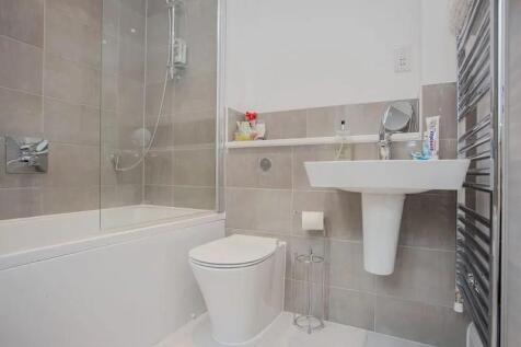 MAIN BATHROOM.jpeg
