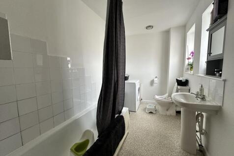 Flat 1 Bathroom