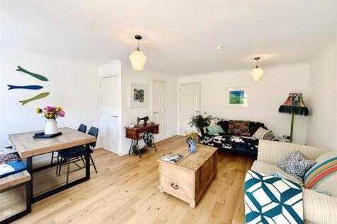 Lounge/Dining Space