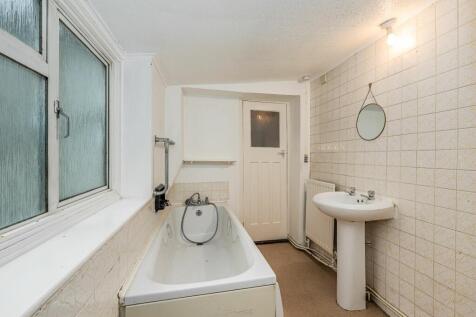 Bathroom (view b)