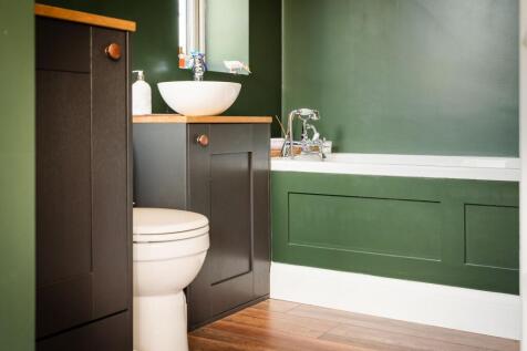 Bathroom (view a)