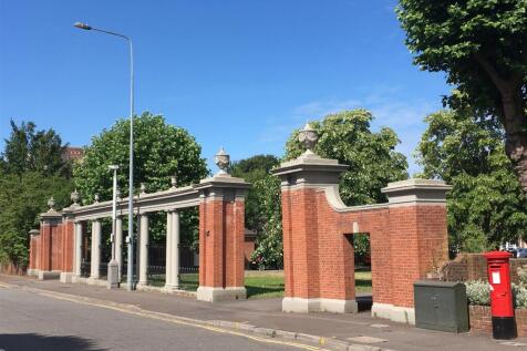 Queen_Anne_Square_colonnade,_Cardiff.jpg