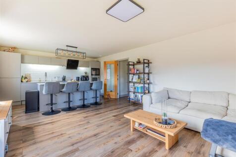 Henke Court 130-14.jpg