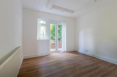 Carisbrooke Way 13a-8.jpg