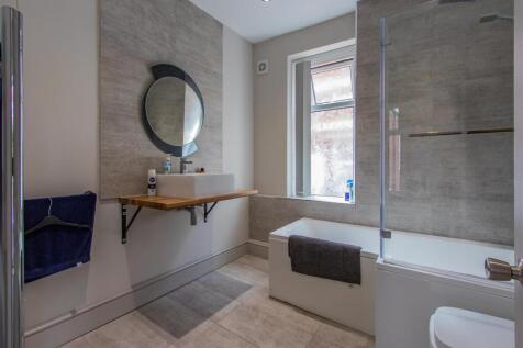 Bryngwyn Road US Bathroom (2).jpg