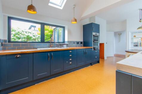 Roath Court Road 65-8.jpg