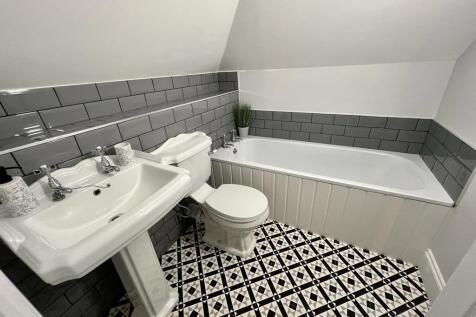 Ensuite bathroom.jpg