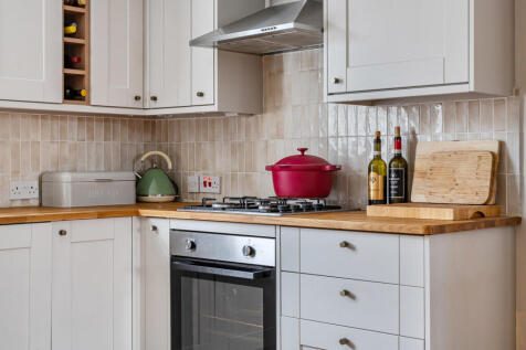 1372139-10-690b5c...