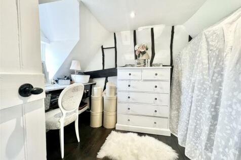 Bedroom 3 : Dressing Rm.jpeg