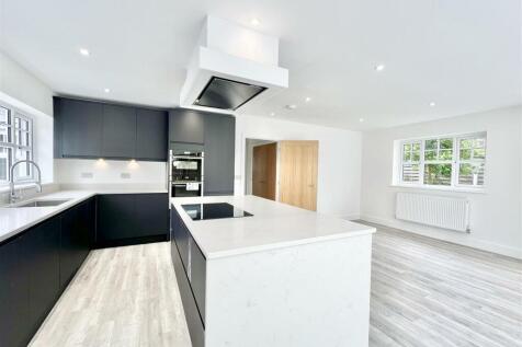 Kitchen 2.jpeg