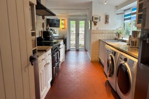 Kitchen main cottage.jpg