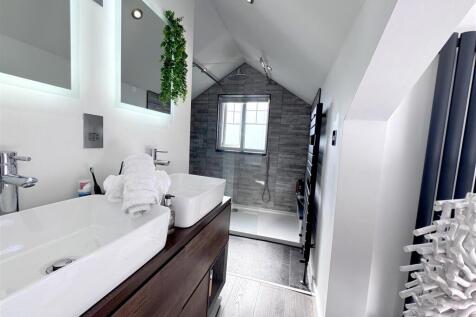 bedroom_Suite_2_Bathroom.jpg