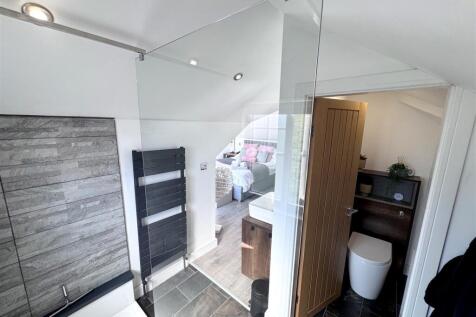 bedroom_Suite_1_Bathroom.jpg