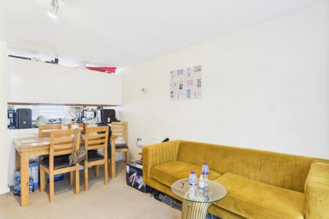 CAM01909G0-PR0359-STILL005