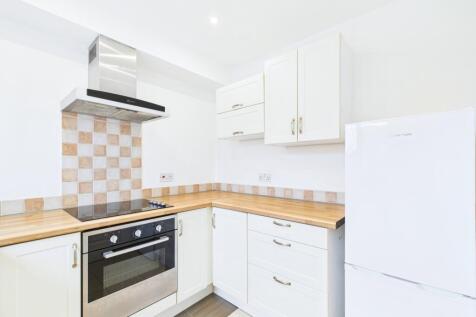 CAM01909G0-PR0418-STILL028