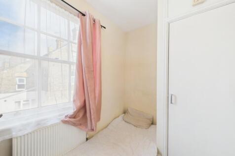 CAM01909G0-PR0305-STILL006