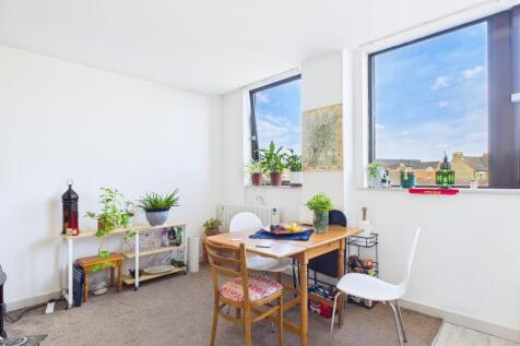 CAM01909G0-PR0331-STILL008