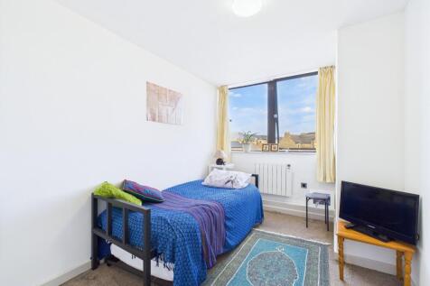 CAM01909G0-PR0331-STILL005