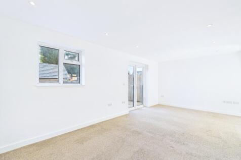 CAM01909G0-PR0435-STILL005