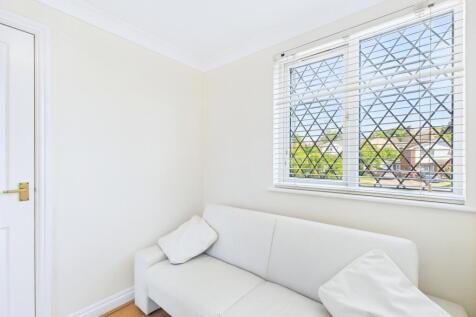 CAM01909G0-PR0334-STILL003