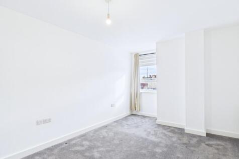 CAM01909G0-PR0416-STILL006