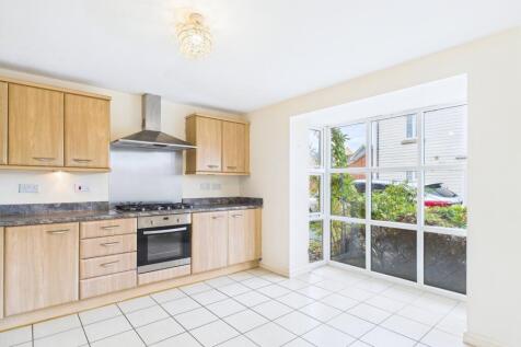 CAM01909G0-PR0417-STILL001