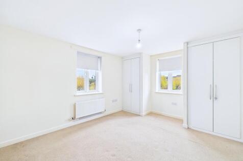 CAM01909G0-PR0417-STILL008