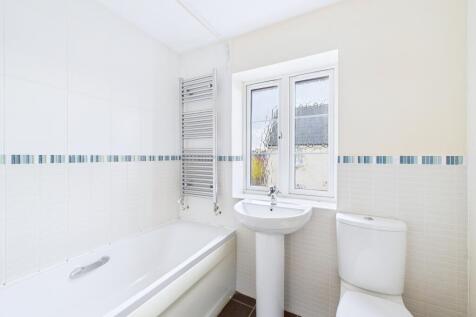 CAM01909G0-PR0417-STILL014