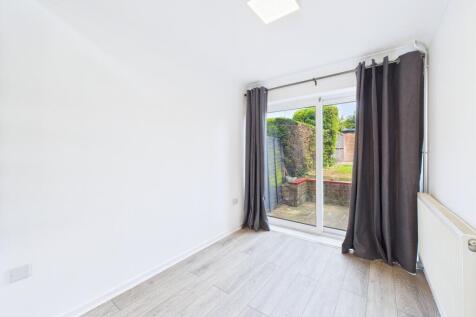 CAM01909G0-PR0345-STILL005