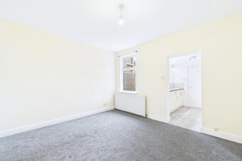 CAM01909G0-PR0411-STILL007