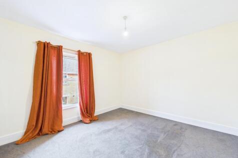 CAM01909G0-PR0411-STILL010