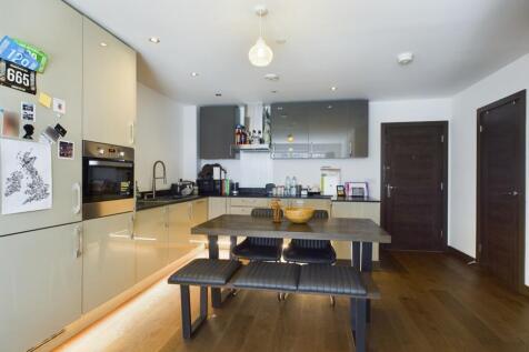 CAM01909G0-PR0196-STILL005